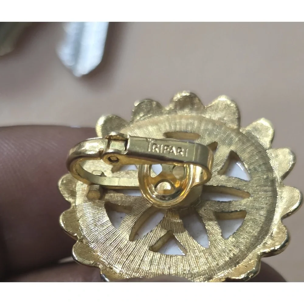 Vintage‎ Crown Trifari Round White Gold Clip Earrings
